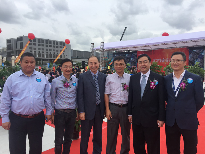 1492495652965240.jpg 2-1趙振元與國家集成電路基金副總韋俊、中芯執(zhí)行副總李智、副總崔東等親切合影.jpg