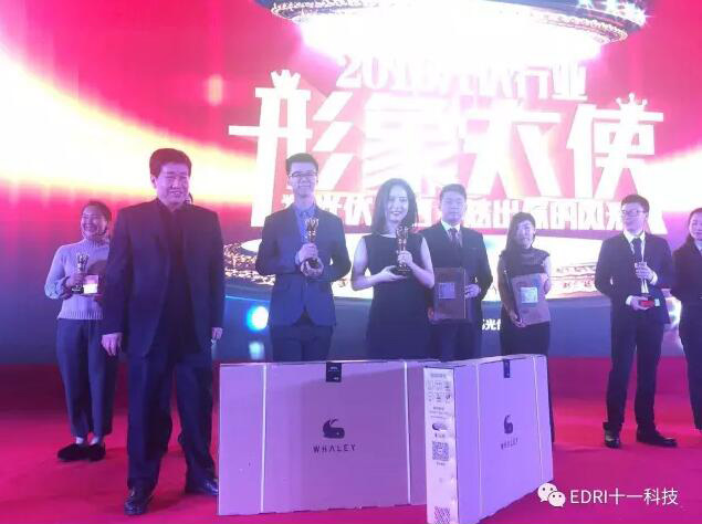 1496408782176211.jpg 朱晨源與徐璐同志上臺領獎.jpg