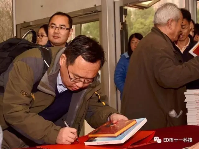 年會現場， 干部員工們領取趙院長的書籍和臺歷.webp.jpg