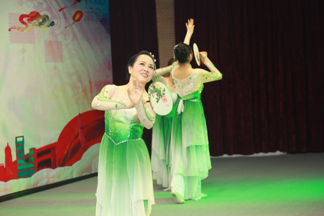 4-張小平、楊芳、徐藝蕓、趙婧婷、唐永霞聯(lián)袂表演團(tuán)扇舞《茉莉花》.jpg