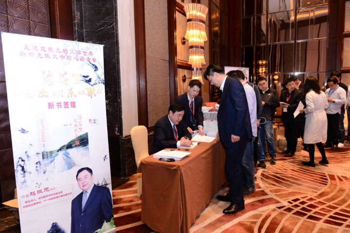 1496506784740367.jpg 10-簽贈(zèng)會(huì)火爆現(xiàn)場(chǎng).jpg